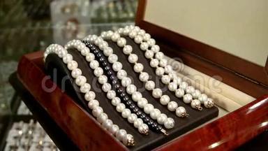 珠宝首饰，珍珠首饰，用棕色木盒制成的珍珠首饰